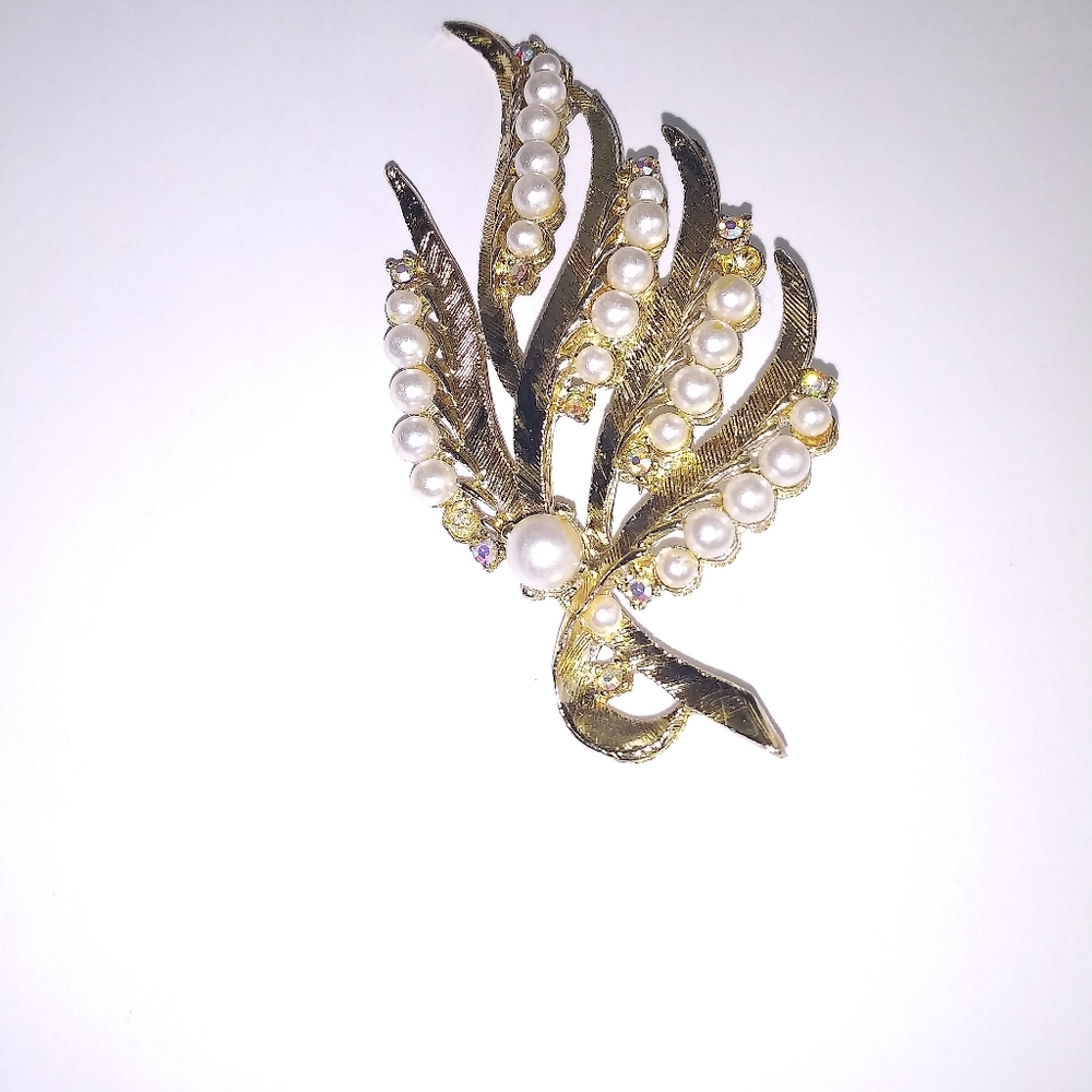 Gold tone pearl pin brooches